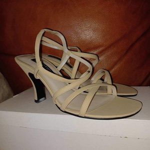 Westies heel off white/cream size 8